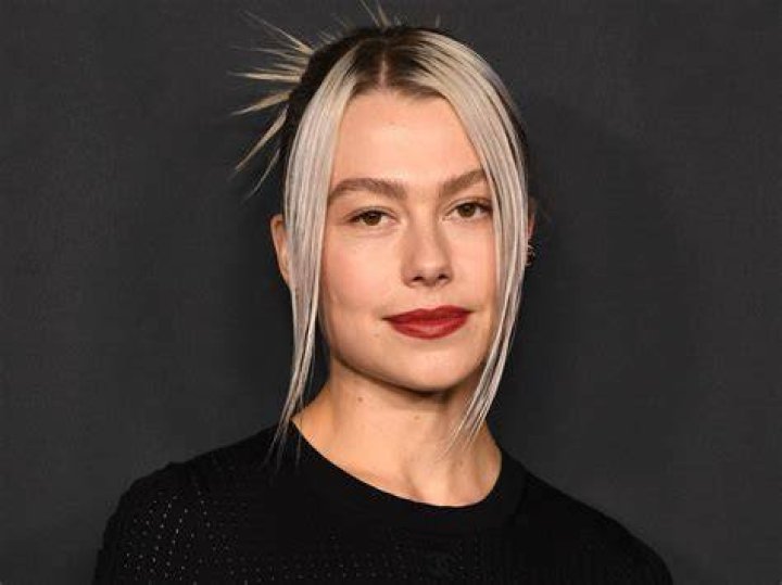 Unveiling The Secrets: Phoebe Bridgers' Height Explored